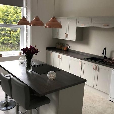 Stunning Bebington Maisonette - Large Private Drive And Entrance, Good Transport Links Bagian luar foto