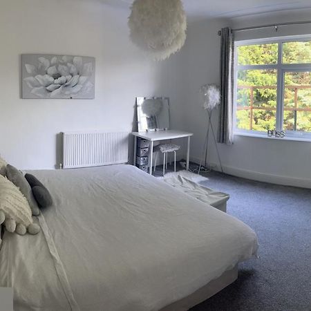 Stunning Bebington Maisonette - Large Private Drive And Entrance, Good Transport Links Bagian luar foto