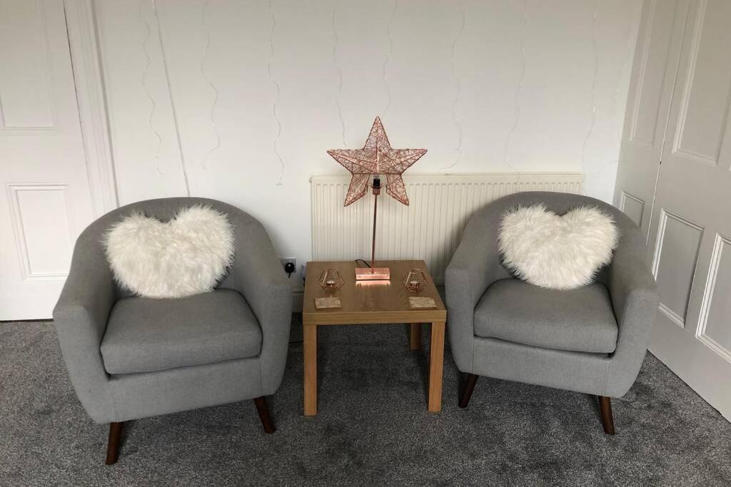 Stunning Bebington Maisonette - Large Private Drive And Entrance, Good Transport Links Bagian luar foto