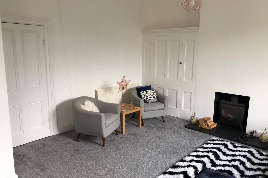 Stunning Bebington Maisonette - Large Private Drive And Entrance, Good Transport Links Bagian luar foto