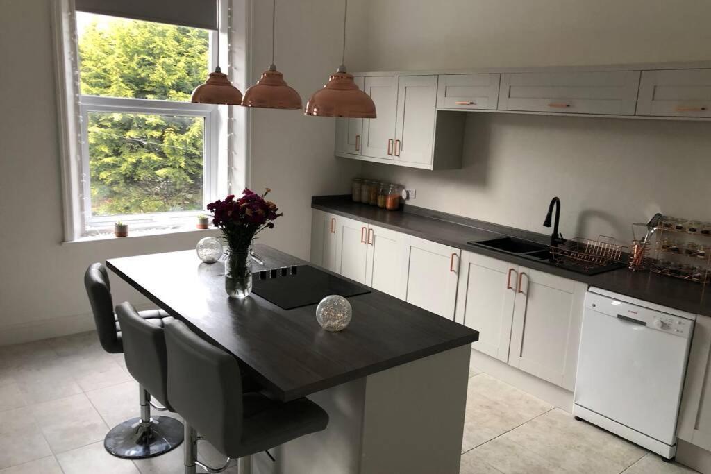 Stunning Bebington Maisonette - Large Private Drive And Entrance, Good Transport Links Bagian luar foto