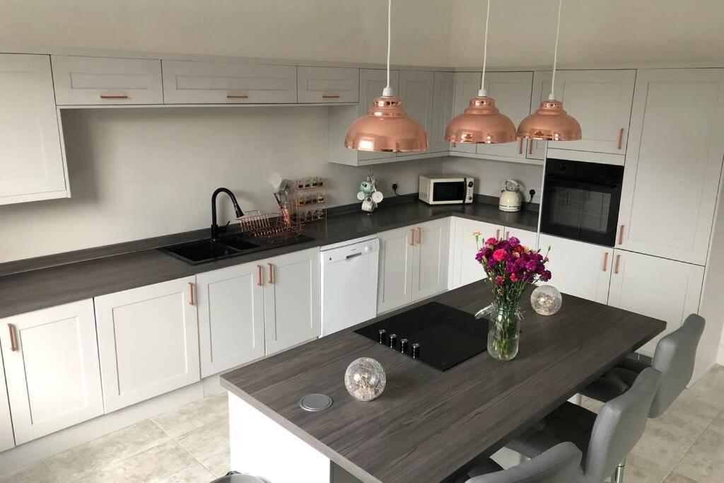 Stunning Bebington Maisonette - Large Private Drive And Entrance, Good Transport Links Bagian luar foto