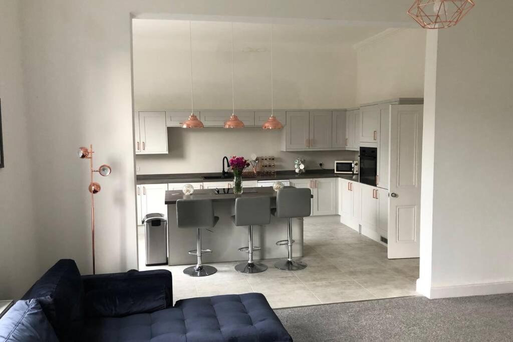 Stunning Bebington Maisonette - Large Private Drive And Entrance, Good Transport Links Bagian luar foto