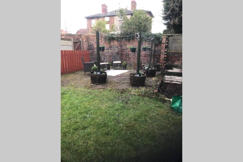 Stunning Bebington Maisonette - Large Private Drive And Entrance, Good Transport Links Bagian luar foto