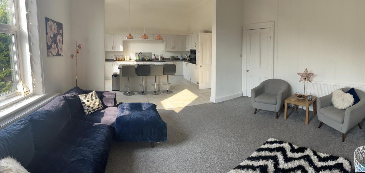 Stunning Bebington Maisonette - Large Private Drive And Entrance, Good Transport Links Bagian luar foto