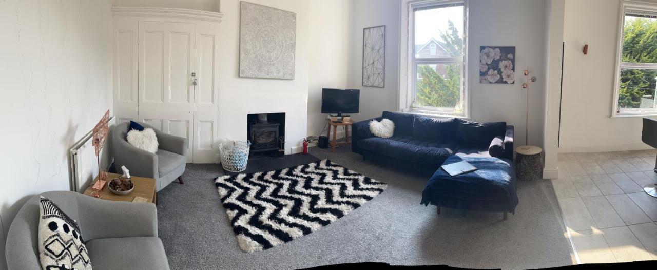 Stunning Bebington Maisonette - Large Private Drive And Entrance, Good Transport Links Bagian luar foto
