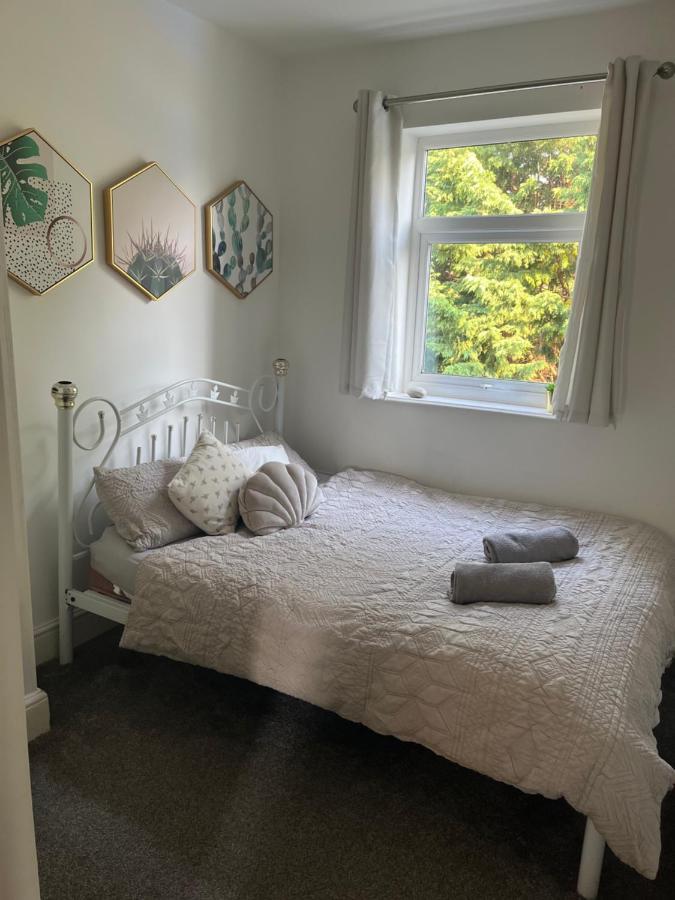 Stunning Bebington Maisonette - Large Private Drive And Entrance, Good Transport Links Bagian luar foto