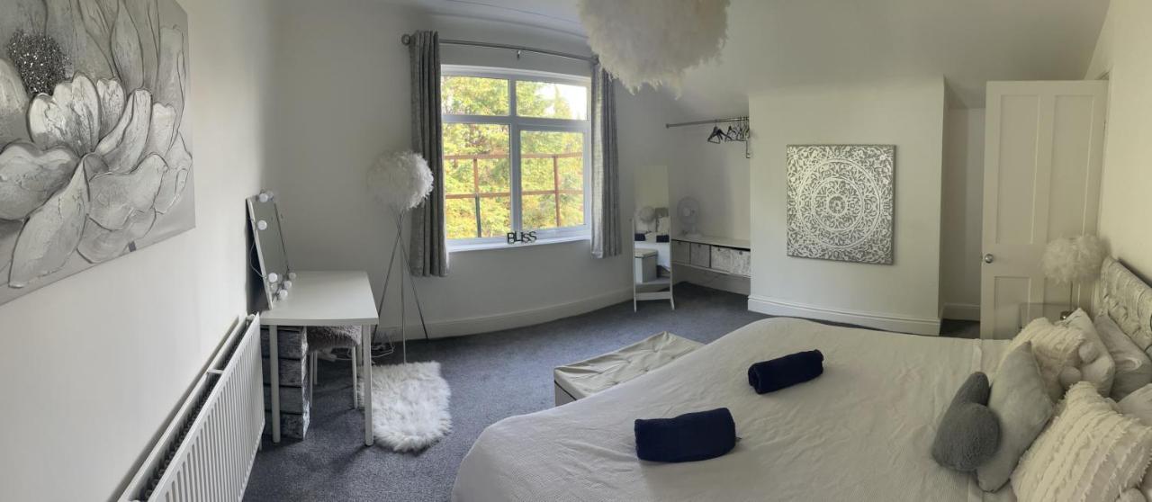 Stunning Bebington Maisonette - Large Private Drive And Entrance, Good Transport Links Bagian luar foto