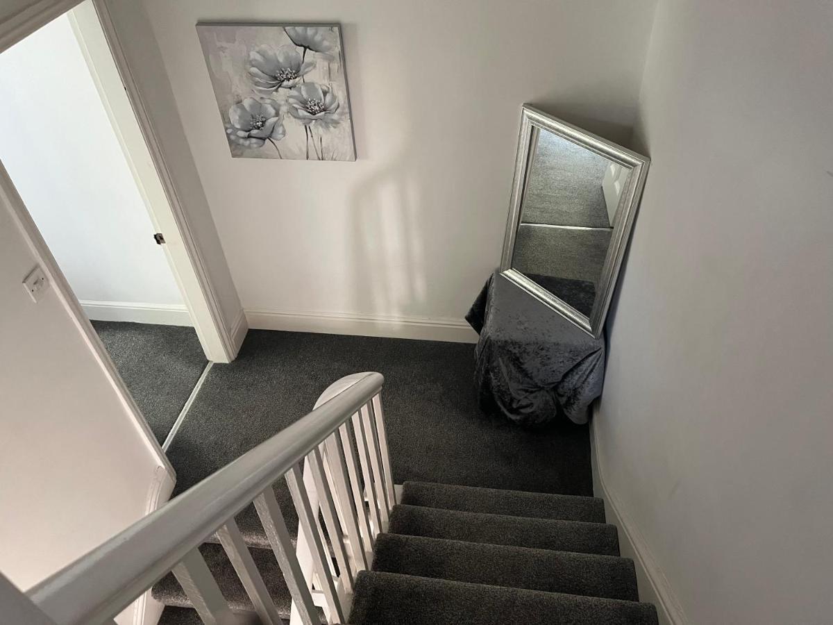 Stunning Bebington Maisonette - Large Private Drive And Entrance, Good Transport Links Bagian luar foto