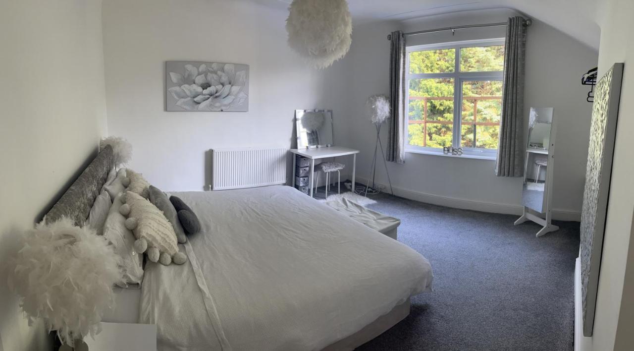 Stunning Bebington Maisonette - Large Private Drive And Entrance, Good Transport Links Bagian luar foto